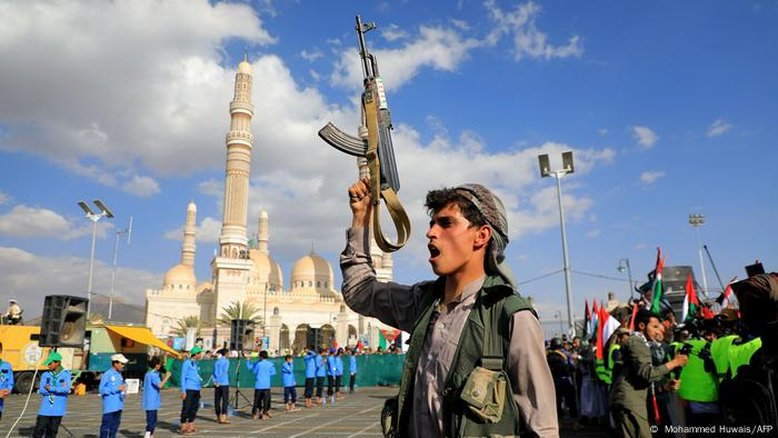 EUA bombardeiam alvos houthi no Iêmen