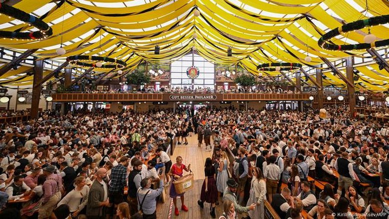 Jovens viralizam no TikTok buscando "sugar daddy" na Oktoberfest