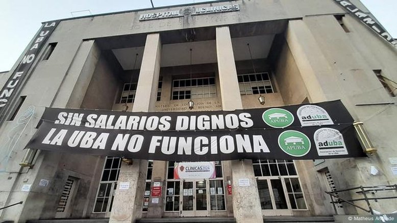 Estudantes brasileiros entram na mira da "motosserra" de Milei na Argentina