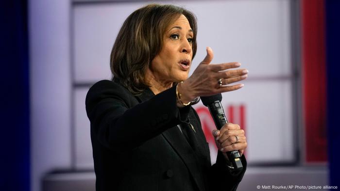 Kamala chama Trump de fascista e descontrolado