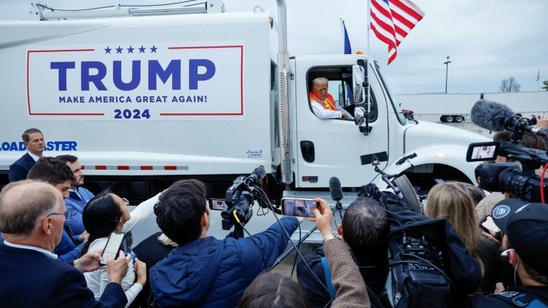 Trump anda em caminhão de lixo em campanha: ‘Homenagem a Kamala e Biden’