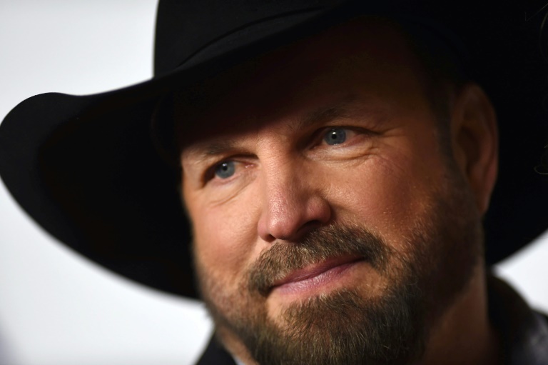 Astro do country Garth Brooks é acusado de estupro