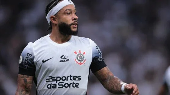 Memphis Depay em ação pelo Corinthians em partida contra o Athletico-PR (Foto: Ettore Chiereguini/AGIF)