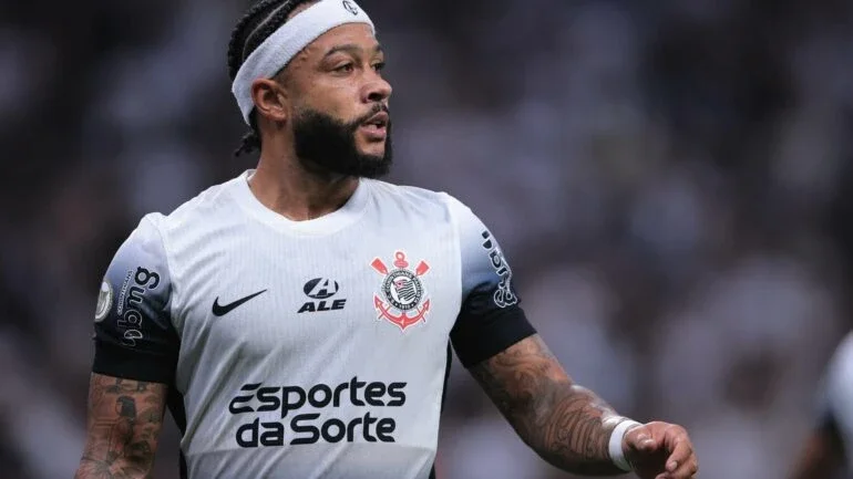 Memphis Depay em ação pelo Corinthians em partida contra o Athletico-PR (Foto: Ettore Chiereguini/AGIF)