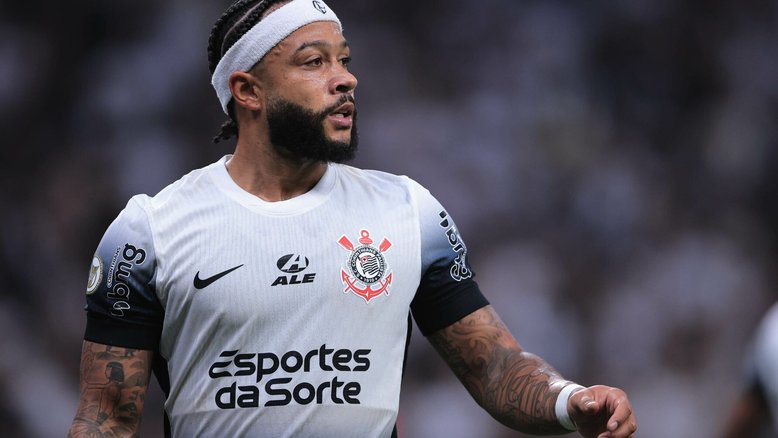 Memphis Depay em ação pelo Corinthians em partida contra o Athletico-PR (Foto: Ettore Chiereguini/AGIF)