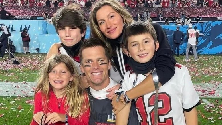 Após admitir ter 'estragado' como pai, Tom Brady posa com filho em jogo da NBA