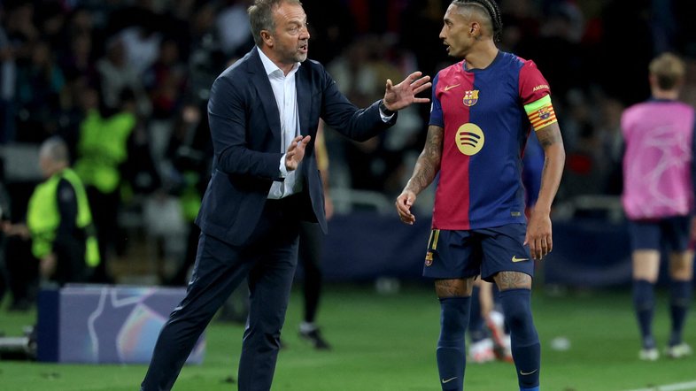 Hansi Flick conversa com Raphinha durante a vitória do Barcelona sobre o Bayern de Munique pela Champions League Foto: LLUIS GENE / AFP)