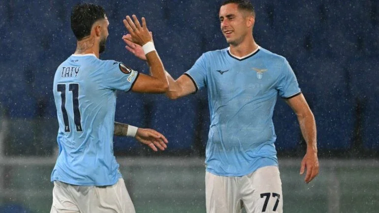 Jogadores da Lazio comemoram a goleada por 4 a 1 sobre o Nice pela Europa League (Foto: Andreas SOLARO / AFP)