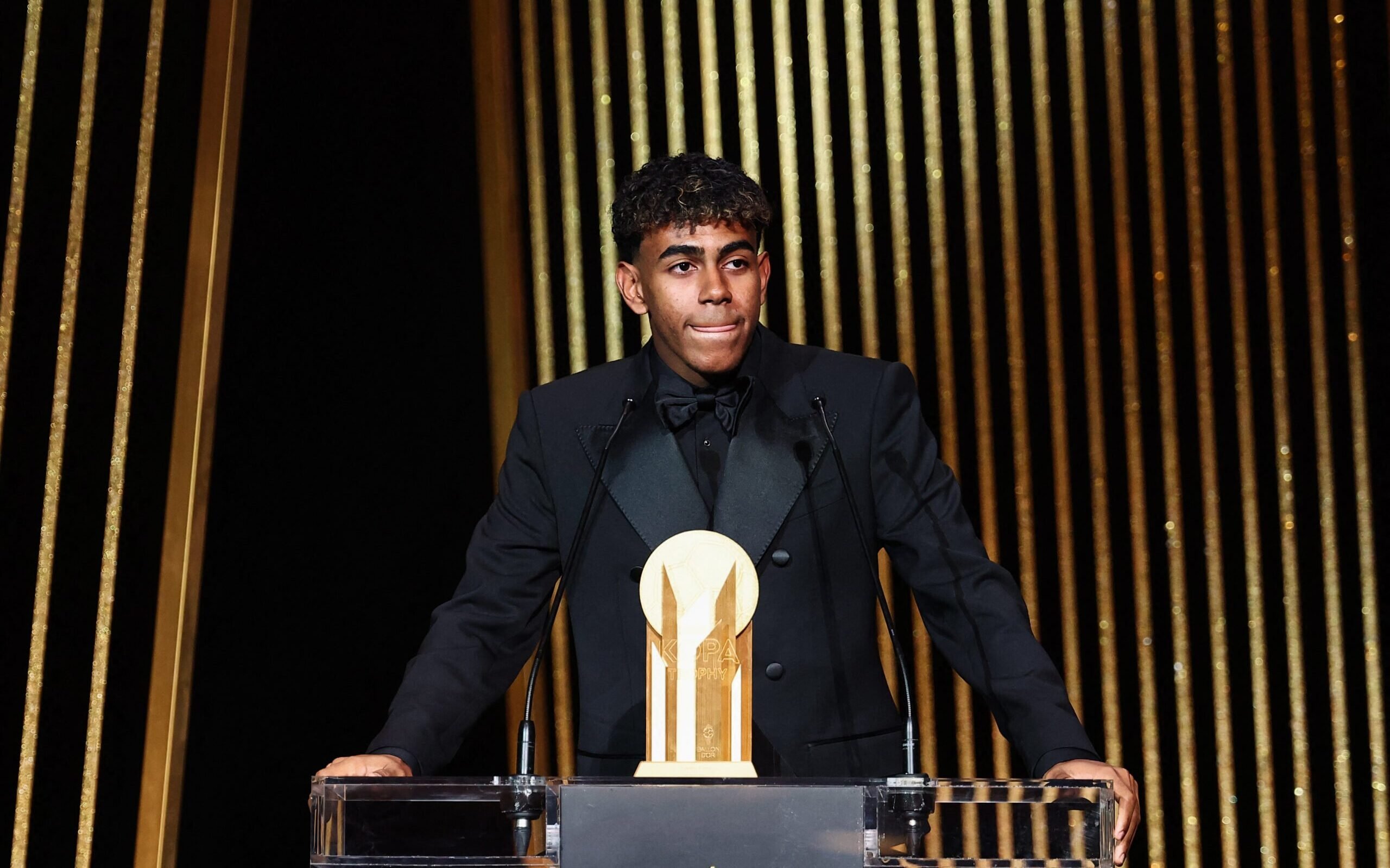 Atacante Lamine Yamal recebe o Prêmio Kopa na Bola de Ouro 