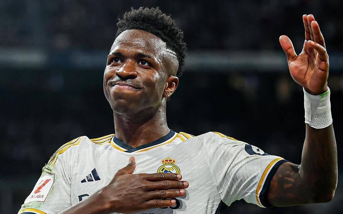 Vini Jr. agradecendo a torcida do Real Madrid no Estádio Santiago Bernabéu