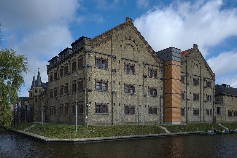 A antiga prisão de Blokhuispoort, em Leeuwarden, hoje abriga museu, hotel, bar, restaurante e ateliês