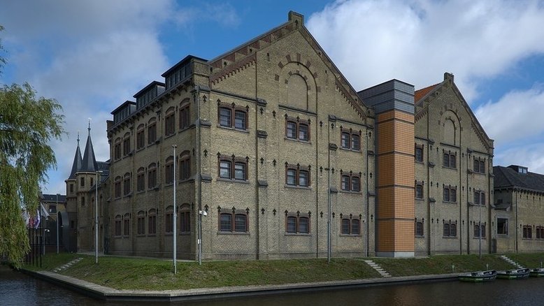 A antiga prisão de Blokhuispoort, em Leeuwarden, hoje abriga museu, hotel, bar, restaurante e ateliês