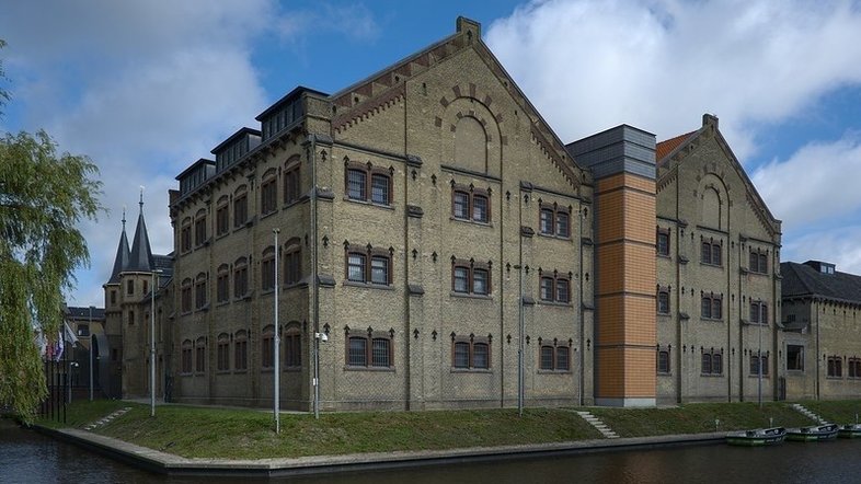 A antiga prisão de Blokhuispoort, em Leeuwarden, hoje abriga museu, hotel, bar, restaurante e ateliês