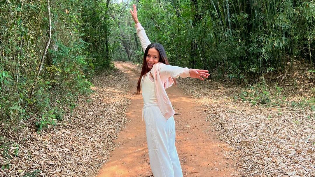 Anitta compartilha novas fotos em retiro xamânico: 'Consciência é minha virtude'