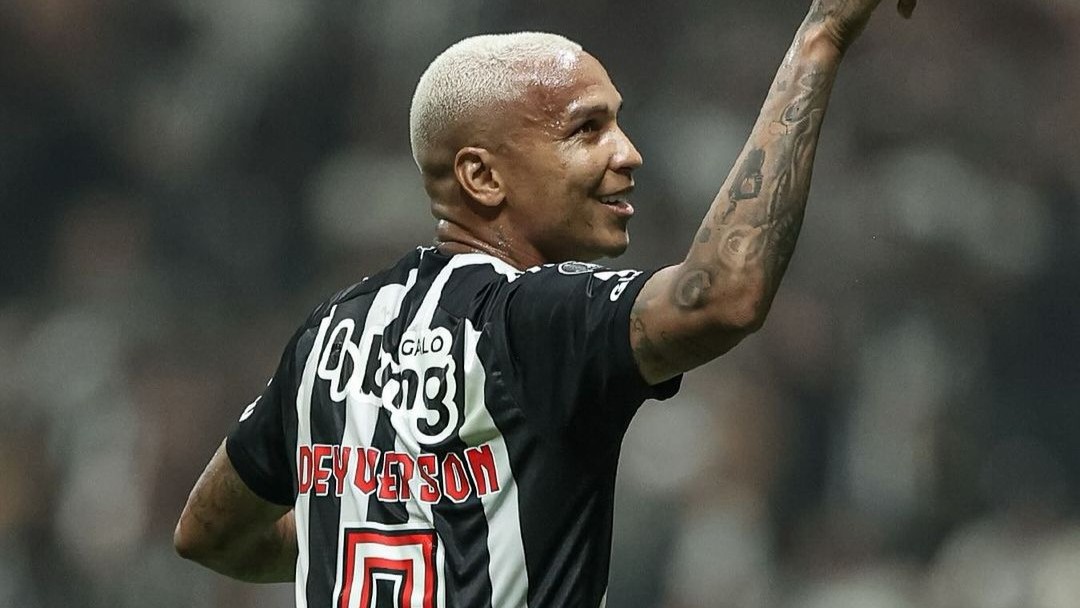 Deyverson fez dois gols e deu uma assistência na vitória