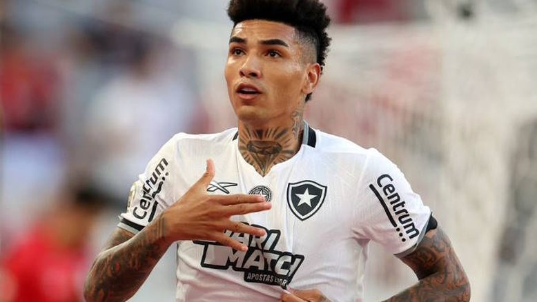 Botafogo supera Athletico-PR em Curitiba após 16 anos e amplia liderança no Brasileirão