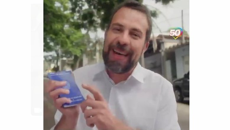 Guilherme Boulos mostra carteira de trabalho | (Crédito: reprodução)