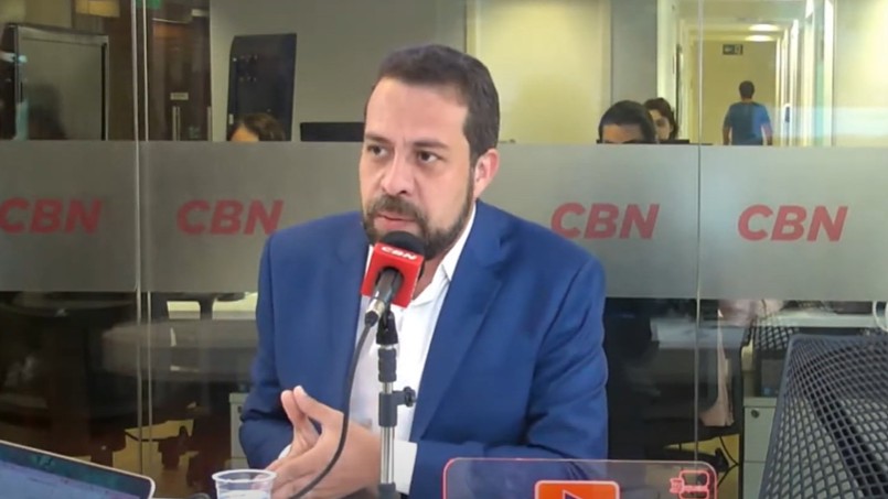 Guilherme Boulos (PSOL) em entrevista à CBN | (Crédito: reprodução/Rádio CBN)