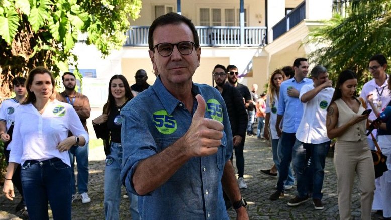 Candidato à reeleição, Eduardo Paes (PSD) chega ao local de votação no Rio de Janeiro