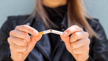 França proibirá cigarros em praias, parques e áreas escolares