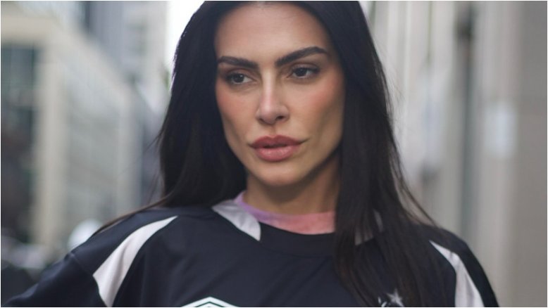 Cleo lamenta rótulos sobre mulher bonita: ‘Não posso pensar porque sou gostosa?’