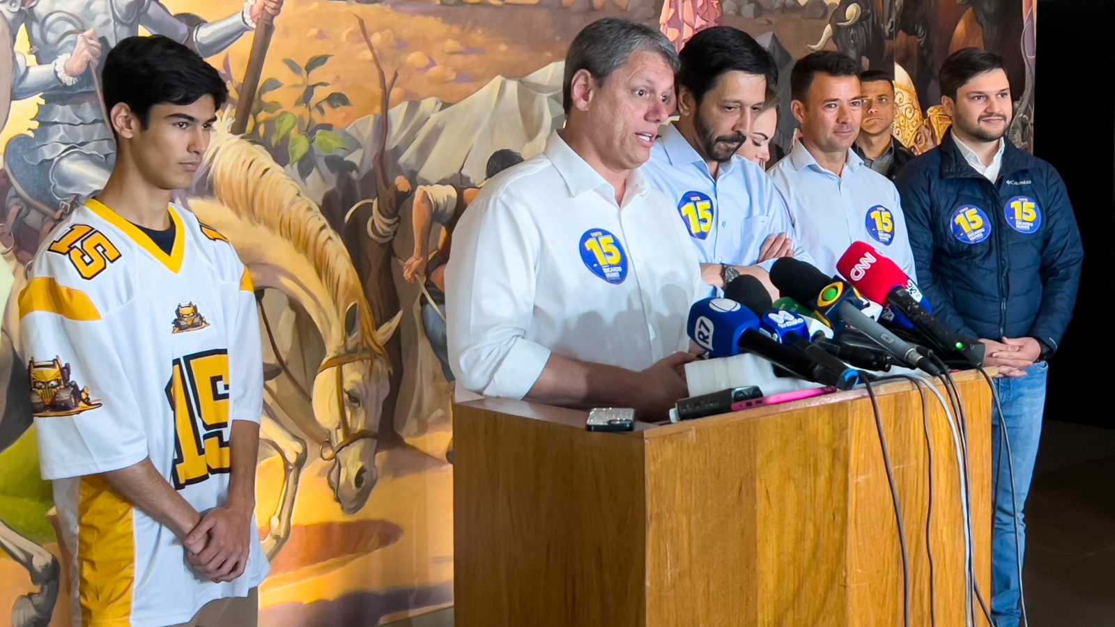 Filho do ex-prefeito Bruno Covas, Tomás Covas, esteve com Ricardo Nunes e Tarcísio durante a votação deste domingo