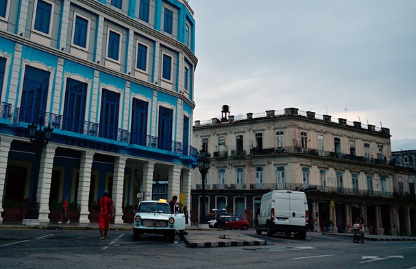 Cuba amanheceu às escuras neste sábado(19), um dia após uma pane na principal usina termoelétrica da ilha provocar um colapso do sistema elétrico.