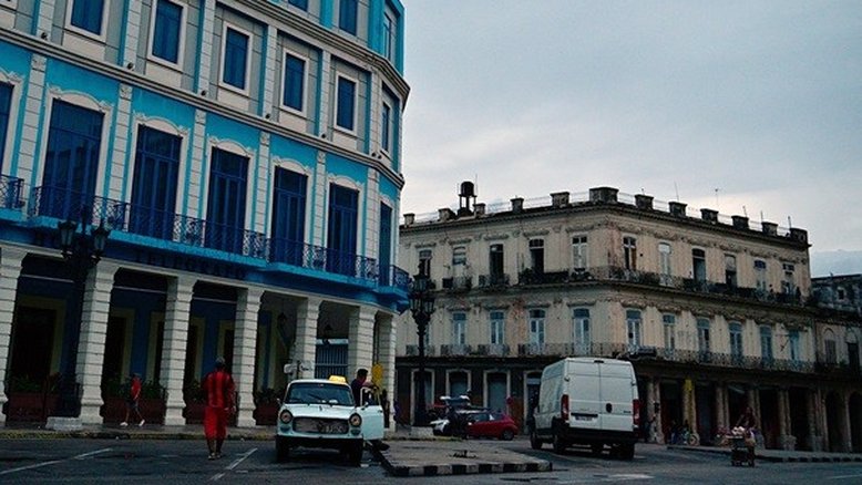 Cuba amanheceu às escuras neste sábado(19), um dia após uma pane na principal usina termoelétrica da ilha provocar um colapso do sistema elétrico.