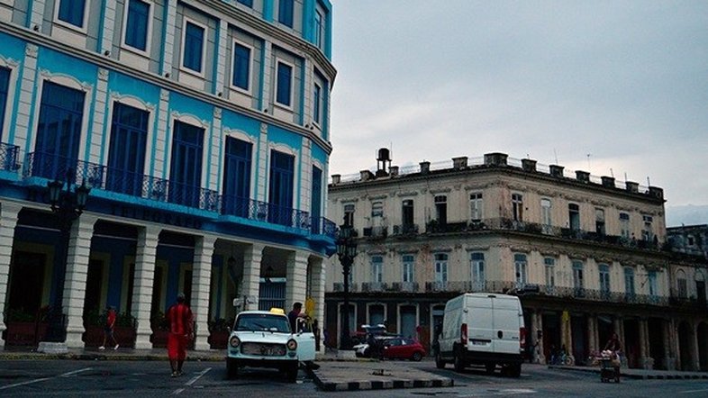 Cuba amanheceu às escuras neste sábado(19), um dia após uma pane na principal usina termoelétrica da ilha provocar um colapso do sistema elétrico.