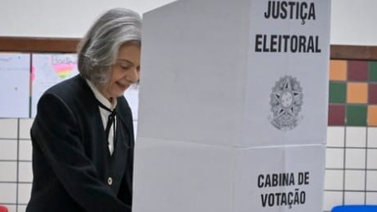 Ministra Cármen Lúcia votou neste domingo, 27