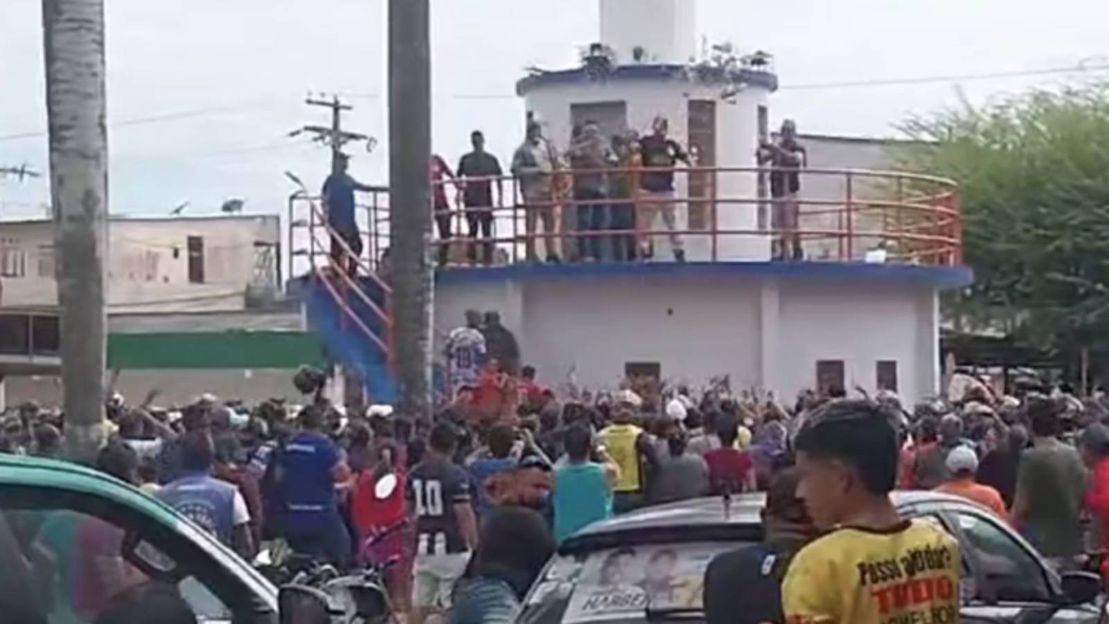 Vídeo: candidato de Coari (AM) é preso após fazer 'chover' dinheiro em praça