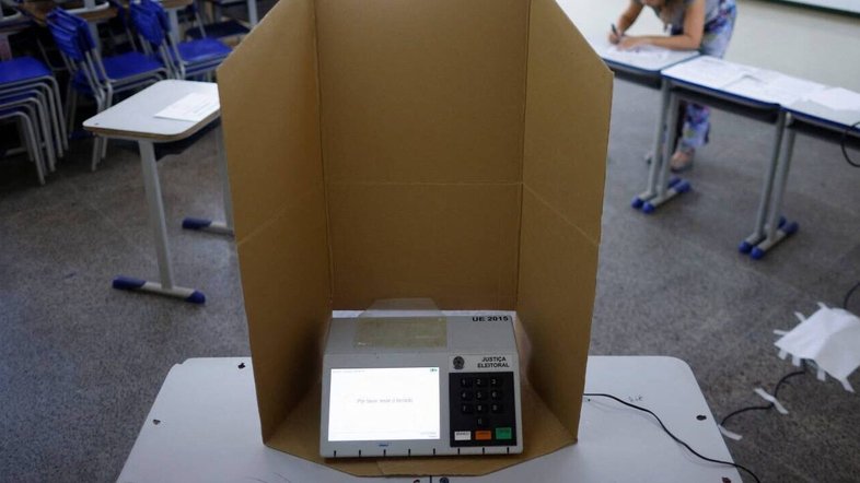 Urna eletrônica instalada em local de votação | (REUTERS/Adriano Machado)