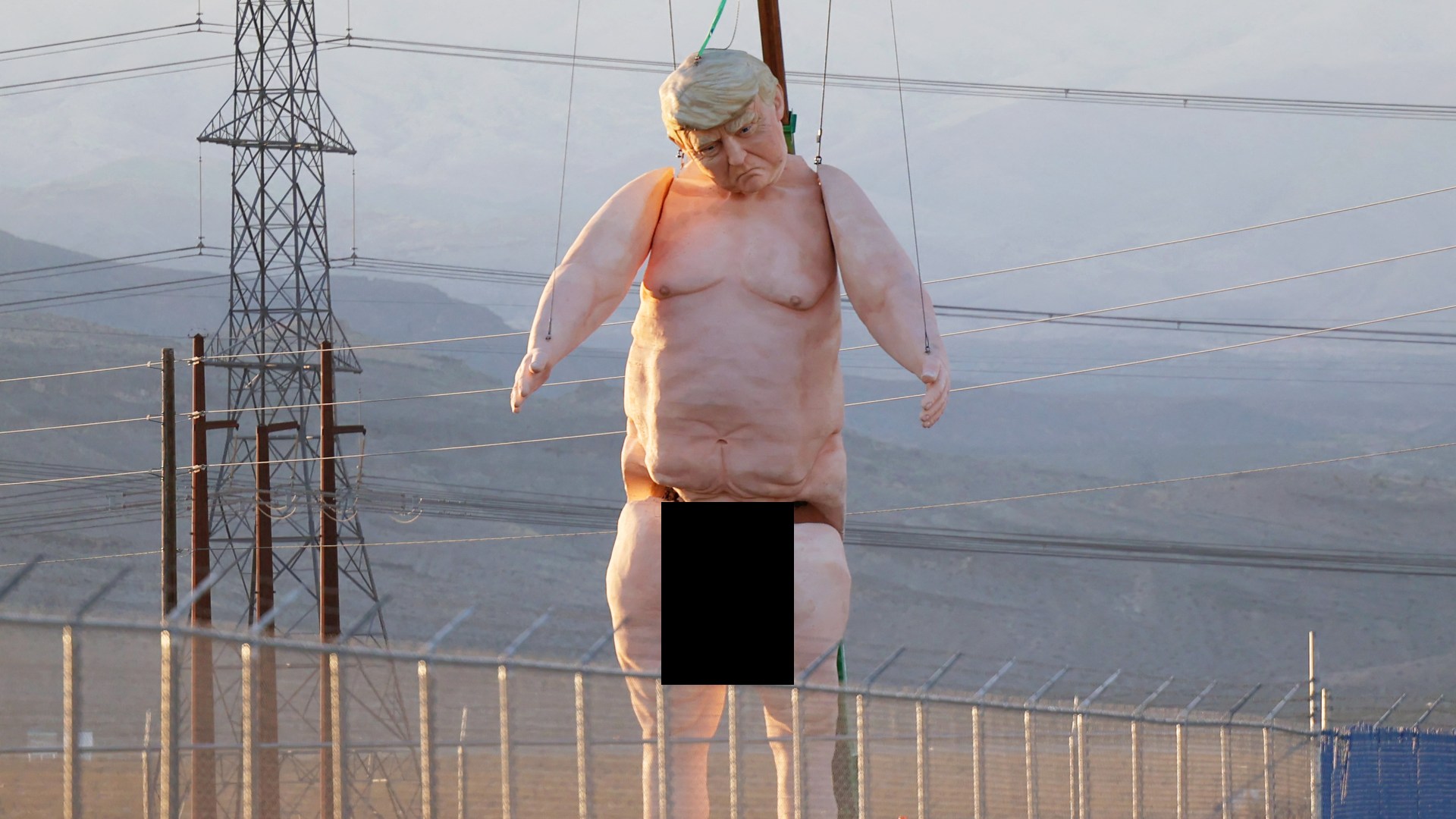 Estátua gigante de Donald Trump pelado é erguida em Las Vegas