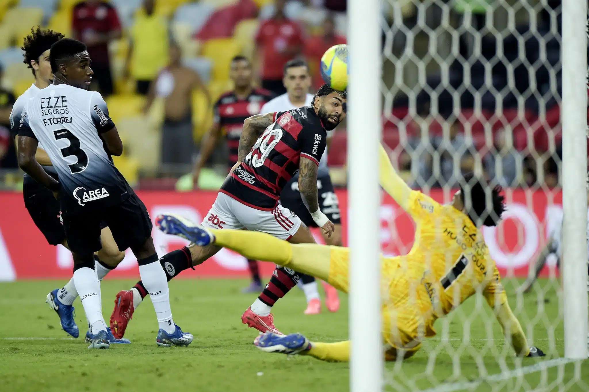 Flamengo vence, mas Hugo Souza tem grande atuação e deixa Corinthians vivo na Copa do Brasil