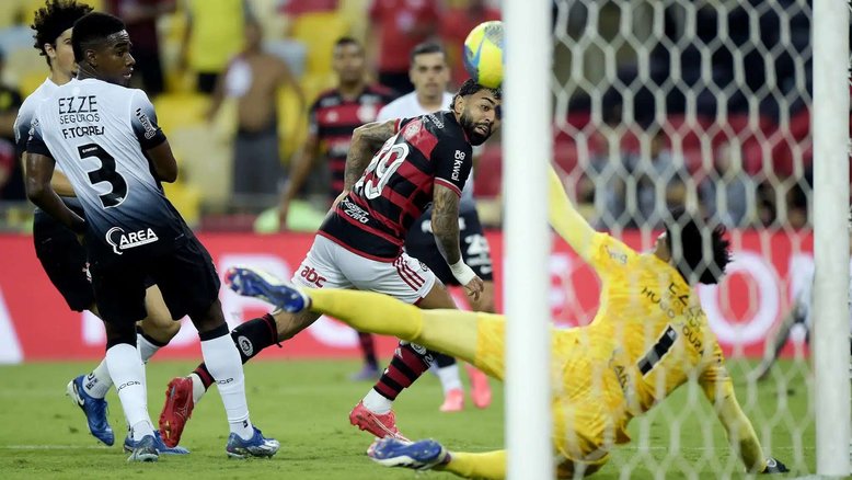 Flamengo vence, mas Hugo Souza tem grande atuação e deixa Corinthians vivo na Copa do Brasil