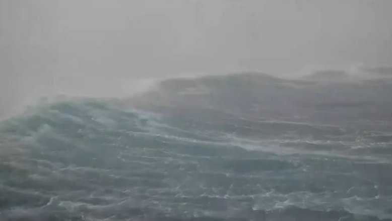 Drone flagra ondas de até 8 metros dentro do furacão Milton; veja