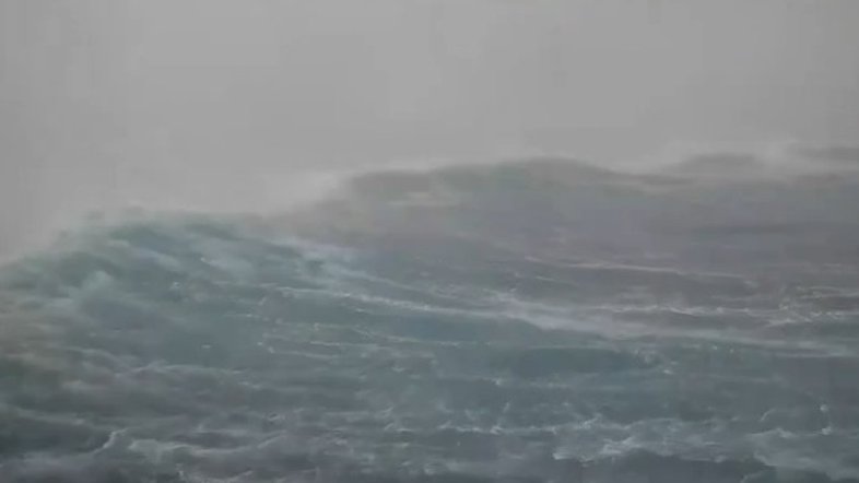 Drone flagra ondas de até 8 metros dentro do furacão Milton; veja