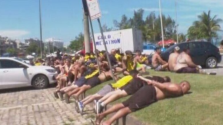 Torcedores do Peñarol enfrentam polícia e causam depredação no Rio; jogador do Flamengo foi flagrado na confusão