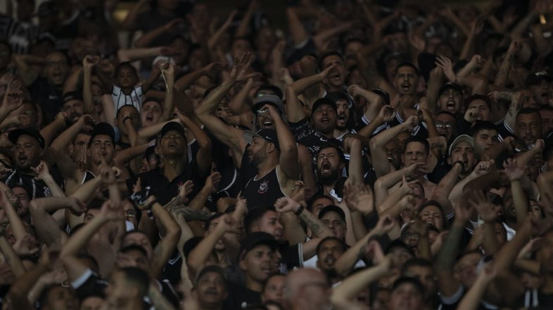 Corinthians aproveita bola parada, supera Água Santa e soma 10ª vitória consecutiva
