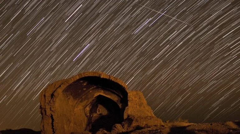 A Chuva de Meteoros Quadrântidas, que acontece no Hemisfério Norte, tem esse nome devido à já obsoleta Constelação de Quadrans Muralis. Hoje, essa área corresponde aos limites entre a Constelação de Hércules, a Constelação de Bootes (“O Boieiro”) e a Constelação de Draco. Nesta imagem, faixas de meteoros cruzam os rastros deixados por estrelas em ascensão da Constelação de Virgem e da Constelação do Corvo. O planeta Saturno é o responsável pelo rastro que se destaca pelo brilho entre os rastros estelares. Duas faixas de meteoros, uma brilhante e outra fraca, estão quase paralelas, acima e à direita do centro. A antiga estrutura da cisterna fica acima da cidade de Qumis, fundada há 2,3 mil anos, na antiga Pérsia