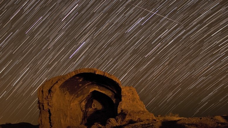 A Chuva de Meteoros Quadrântidas, que acontece no Hemisfério Norte, tem esse nome devido à já obsoleta Constelação de Quadrans Muralis. Hoje, essa área corresponde aos limites entre a Constelação de Hércules, a Constelação de Bootes (“O Boieiro”) e a Constelação de Draco. Nesta imagem, faixas de meteoros cruzam os rastros deixados por estrelas em ascensão da Constelação de Virgem e da Constelação do Corvo. O planeta Saturno é o responsável pelo rastro que se destaca pelo brilho entre os rastros estelares. Duas faixas de meteoros, uma brilhante e outra fraca, estão quase paralelas, acima e à direita do centro. A antiga estrutura da cisterna fica acima da cidade de Qumis, fundada há 2,3 mil anos, na antiga Pérsia
