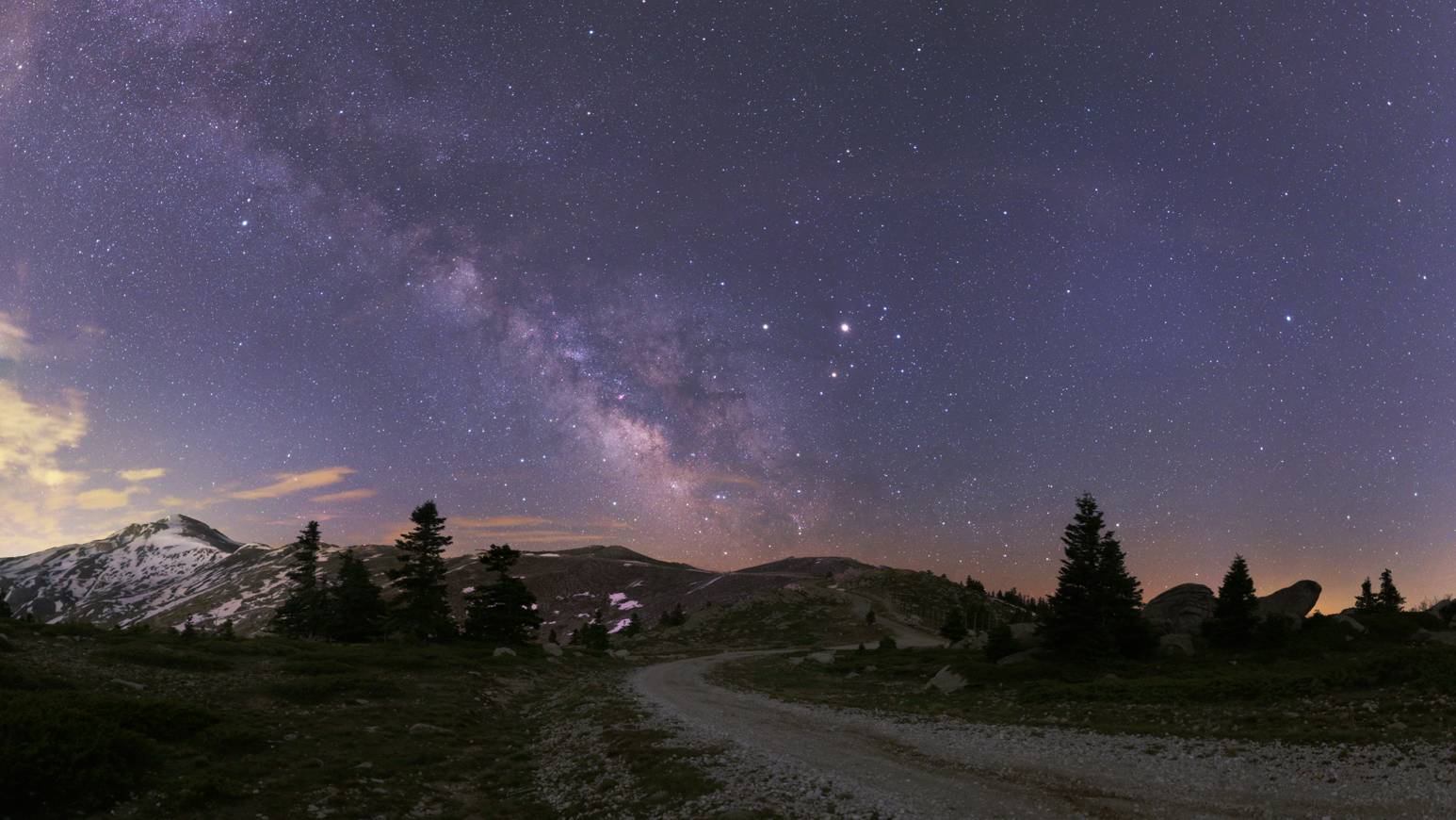 Nesta paisagem noturna, registrada em maio de 2016, uma estrada montanhosa perto de Bursa, na Turquia, parece levar aos planetas Marte e Saturno, que aparecem próximos ao centro da nossa galáxia, a Via Láctea. Ambos formam o estreito triângulo celestial com a gigante vermelha Antares, a estrela Alfa da Constelação de Escorpião, logo à direita do bojo central da Via Láctea