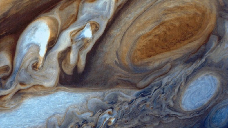 Esta imagem de Júpiter foi obtida pela Voyager 1. Com a aplicação de filtros coloridos, ela foi depois recombinada para produzir a imagem multicolorida. Dessa maneira, a foto foi montada a partir de três negativos em preto e branco, pelo Laboratório de Processamento de Imagens do Laboratório de Propulsão a Jato (JPL). A missão Voyager 1 foi lançada em setembro de 1977. Segundo a NASA, sua sonda segue transmitindo dados para a Terra, agora já a partir do espaço interestelar