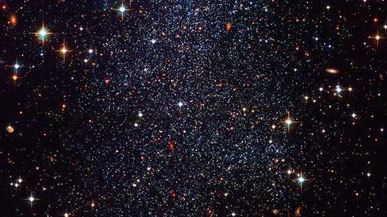 Esta galáxia é vizinha da nossa Via Láctea no Grupo Local e foi apelidada de Galáxia Anã Irregular de Sagitário (SagDIG). Ela não é apenas muito pequena, mas também tem relativamente poucos elementos mais massivos que o hélio. A imagem detalhada do Telescópio Espacial Hubble mostrou que, embora SagDIG tenha alguns grupos de estrelas jovens, suas estrelas são muito antigas. Por isso, a galáxia ajuda a compreender como o Universo evoluiu. SagDIG fica a cerca de 3,5 milhões de anos-luz de distância, na direção da Constelação de Sagitário