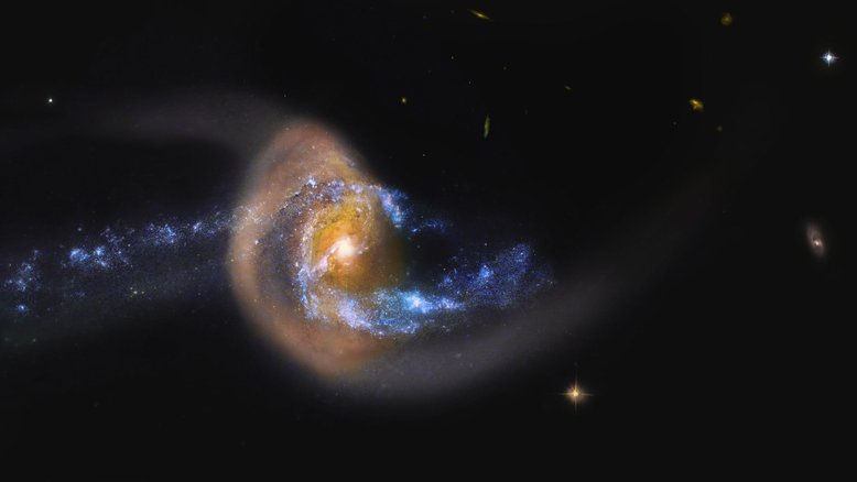 A galáxia NGC 7714 foi esticada e distorcida por uma recente colisão com uma galáxia vizinha. Acredita-se que este vizinho menor, NGC 7715 (à esquerda do quadro), tenha surgido de NGC 7714. As observações indicam que o anel dourado é composto por milhões de estrelas mais antigas, semelhantes ao Sol, que estão em movimento coordenado com as estrelas interiores mais azuis. O centro brilhante da NGC 7714 parece passar por uma explosão de formação de novas estrelas. NGC 7714 está localizada a cerca de 130 milhões de anos-luz de distância, na direção da Constelação de Peixes.