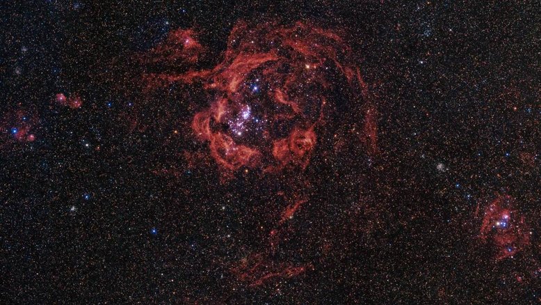 Aglomerados de estrelas dão forma ao meio interestelar na Galáxia de Andrômeda, a cerca de 2,5 milhões de anos-luz de distância, na direção da Constelação de Andrômeda. Também conhecida como M31, Andrômeda é a galáxia mais próxima da Via Láctea. Mede aproximadamente 152 mil anos-luz de diâmetro e tem quase a mesma massa da nossa galáxia. Como uma galáxia espiral, seus braços sinuosos são uma de suas características mais notáveis. Esta imagem do Telescópio Espacial Hubble revela faixas de gás ionizado. Estas regiões indicam frequentemente a presença de formação estelar recente