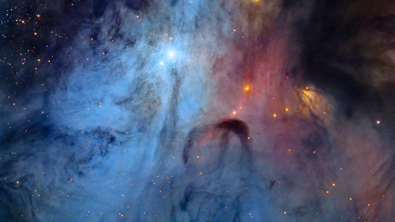 O efeito colorido nesta imagem se dá pela presença de grande quantidade de poeira interestelar. Nela, pequenos globos ricos em carbono surgem nas atmosferas exteriores de estrelas grandes, frias e evoluídas. A poeira se dispersa à medida que a estrela morre e cresce conforme a matéria adere a ela no meio interestelar. Em nuvens menos densas, a poeira reflete preferencialmente a luz azul das estrelas. As emissões de gases nebulares, normalmente mais brilhantes na luz vermelha, podem combinar-se para formar áreas visualmente diversas. Acima, vê-se a parte central da nebulosa IC 4603, a cerca de 407 anos-luz, na direção da Constelação do Serpentário