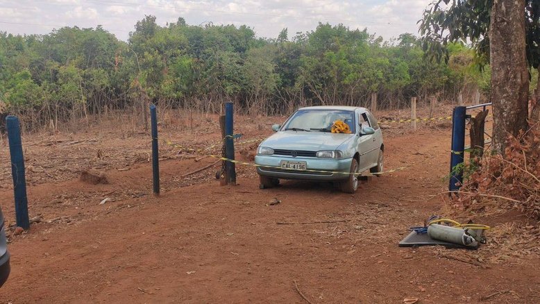 Os bombeiros retiraram o corpo do idoso que estava sob o carro Foto/Divulgação: Corpo de Bombeiros de MG