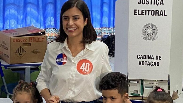 Tabata Amaral vota na periferia de SP na manhã desde domingo, 6