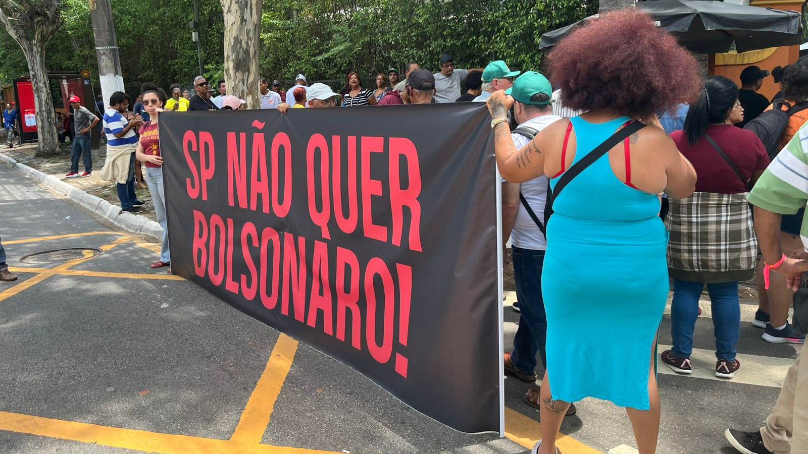 Manifestantes pró-Boulos protestam contra Nunes e Bolsonaro em churrascaria